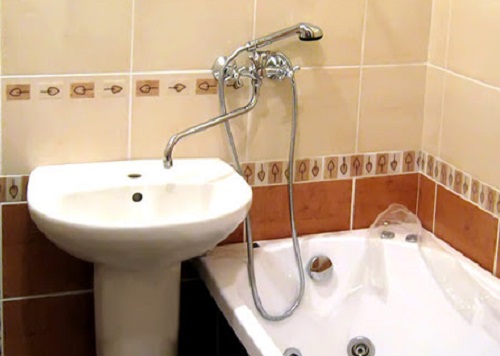 Смеситель поворотный  на ванну и умывальник