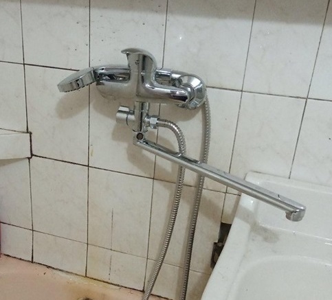 смеситель в ванной