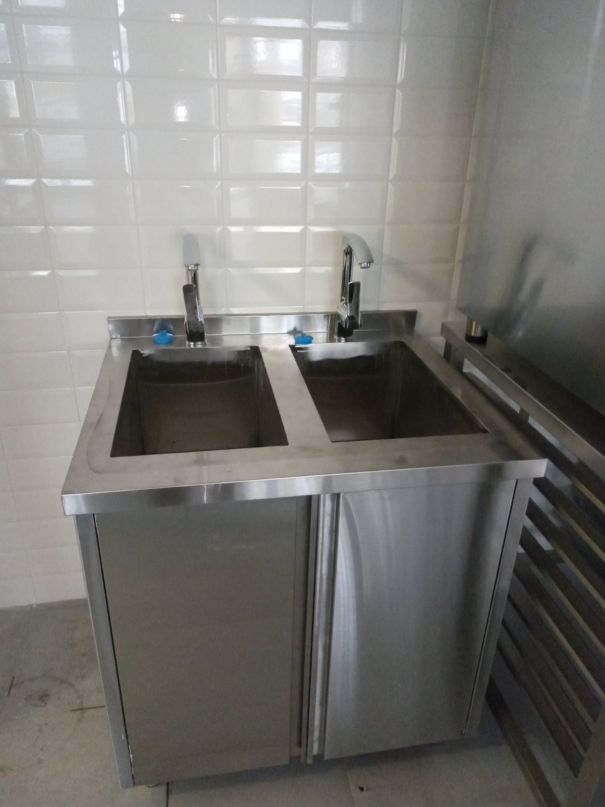Двойная мойка для кафе на тумбе нержавейка